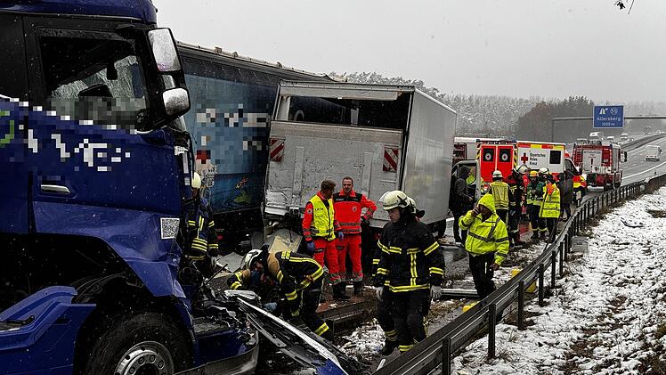 Zwei Verletzte nach Unfall mit sechs Fahrzeugen auf der A9