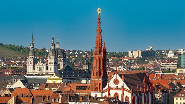 W&uuml;rzburger Innenstadt mit Fassaden und T&uuml;rmen der Kirchen, D&auml;chern der Altstadth&auml;usern, blauem, wolkenlosen Himmel bei sch&ouml;nem Sommerwetter in einer Teleaufnahme