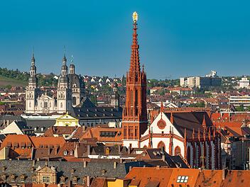 Würzburger Innenstadt mit Fassaden und Türmen der Kirchen, Dächern der Altstadthäusern, blauem, wolkenlosen Himmel bei schönem Sommerwetter in einer Teleaufnahme