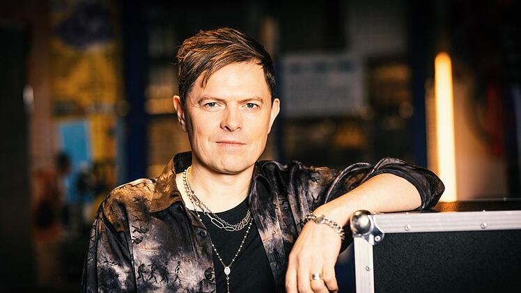 Als Teil der Musikgruppe The Kelly Family wurde er berühmt. Seit über 20 Jahren ist Michael Patrick Kelly (47) als Solo-Künstler erfolgreich. In der zwölften Staffel "Sing meinen Song - Das Tauschkonzert" (wöchentlich ab 22. April, 20.15 Uhr, VOX) performt er nun an der Seite von Künstlern wie Bosse.