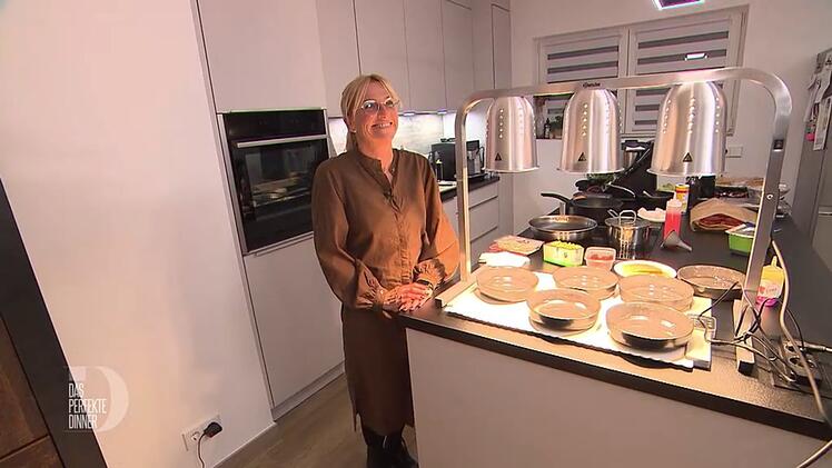 Mit W&auml;rmebr&uuml;cke und W&auml;rmematte will Sandra verhindern, dass ihr Essen zu kalt wird.