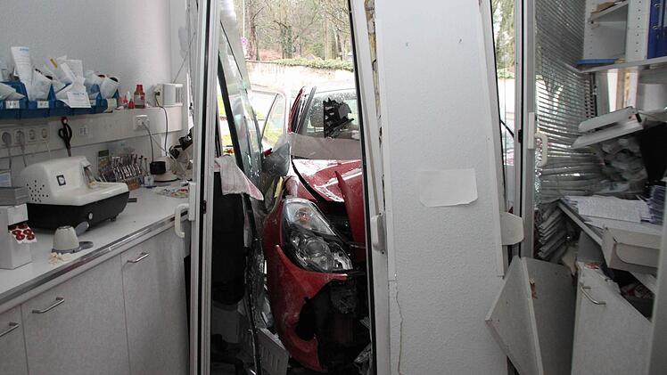 Wo der  Wagen  steht,  befindet  sich der  Arbeitsplatz  einer Mitarbeiterin. Die hatte  glücklicherweise frei.