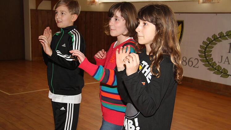 Jan Kestel (11), Franziska Weber (10) und Saskia Weidner (9) treten selbstbewusst Fremden gegenüber - und sie lernen, zu schreien und andere auf sich aufmerksam zu machen