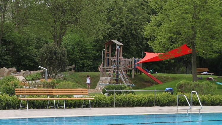 Neben dem Sportbecken befindet sich der Kinderbereich mit einem separaten, kleinen Becken und Spielmöglichkeiten. Foto: Ramona Popp