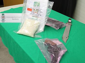 Knapp 650 Gramm Crystal Meth, mehrere Schreckschusswaffen sowie ein Messer fand die Kripo bei einem 51-jährigen Bamberger. Foto: Sebastian Martin