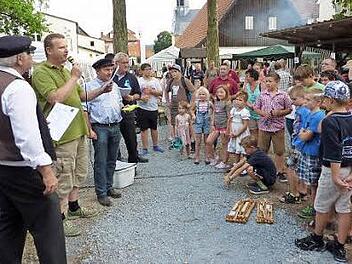 Die Siegerehrung der Kinderolympiade nahm Pfarrer Andreas Krauter (Zweiter v. l.) vor. Mit im Bild (v. l.) Vorsitzender Friedrich Fricke, Bürgermeister Gräbner sowie Hauptkassierer Hubert Dietl. Foto: G. Fleischmann