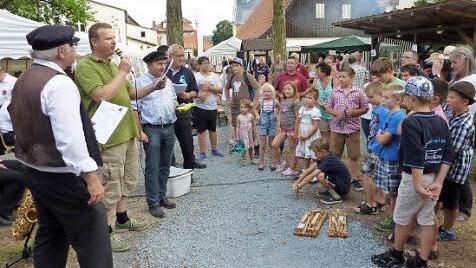 Die Siegerehrung der Kinderolympiade nahm Pfarrer Andreas Krauter (Zweiter v. l.) vor. Mit im Bild (v. l.) Vorsitzender Friedrich Fricke, Bürgermeister Gräbner sowie Hauptkassierer Hubert Dietl. Foto: G. Fleischmann