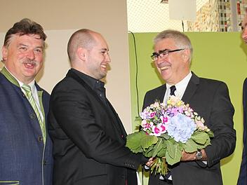 Bester Bautechniker mit einem Notendurchschnitt von 1,20 war der Kulmbacher Tim Eschenbacher (Zweiter v. l.). Ihm gratulierten (v. l.) Landrat Klaus Peter Söllner, Schulleiter Joachim Meier und sein Stellvertreter Werner Feulner.