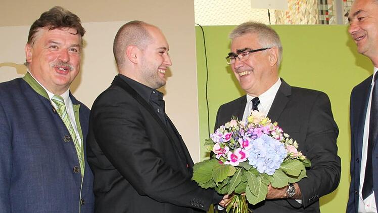 Bester Bautechniker mit einem Notendurchschnitt von 1,20 war der Kulmbacher Tim Eschenbacher (Zweiter v. l.). Ihm gratulierten (v. l.) Landrat Klaus Peter Söllner, Schulleiter Joachim Meier und sein Stellvertreter Werner Feulner.
