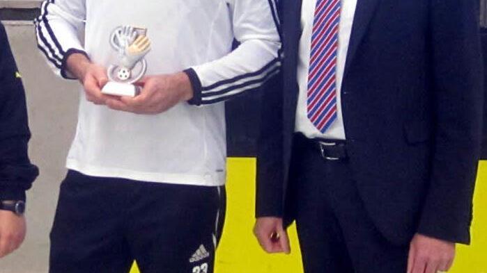 Marcus Kredel von Jahn Forchheim wurde bester Torhüter des Turniers. Bernd Hartmann von den Vereinigten Raiffeisenbanken gratuliert ihm.  Foto: TSV