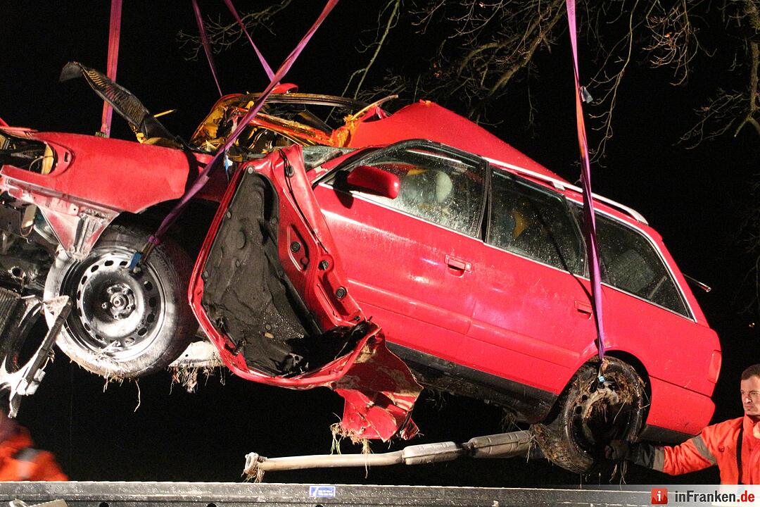 Schwerer Unfall bei Neuenmarkt - Fahrer überlebt schwerverletzt