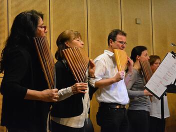 Die "CumPane" entlockten ihrem Instrument schöne, meditative Klänge, die sehr vertraut wirkten. Foto: Björn Hein