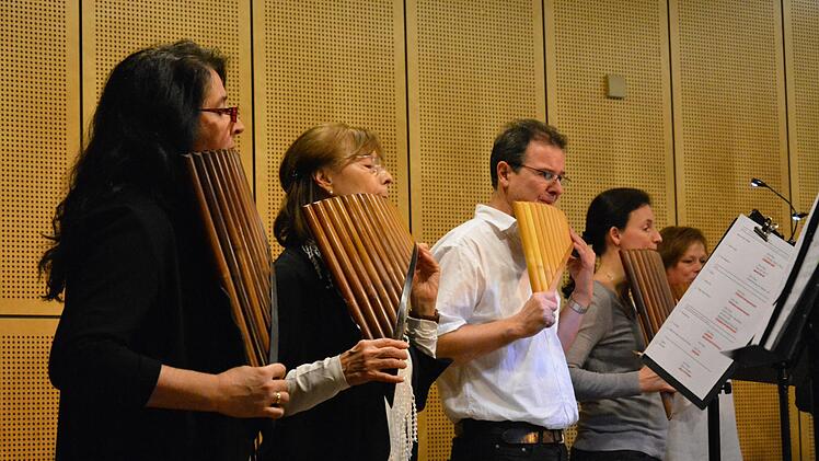 Die "CumPane" entlockten ihrem Instrument schöne, meditative Klänge, die sehr vertraut wirkten. Foto: Björn Hein