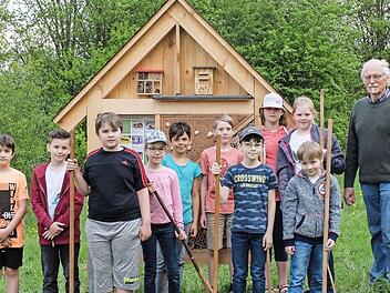 Sch&uuml;lerinnen und Sch&uuml;ler der Klassen 4 a und b mit Hellmut Petsch vor dem Insektenhotel.  Foto: Bj&ouml;rn Hein
