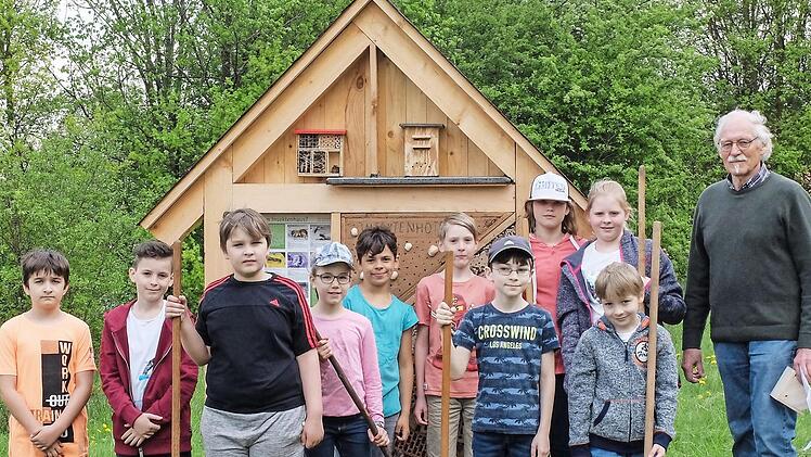 Sch&uuml;lerinnen und Sch&uuml;ler der Klassen 4 a und b mit Hellmut Petsch vor dem Insektenhotel.  Foto: Bj&ouml;rn Hein