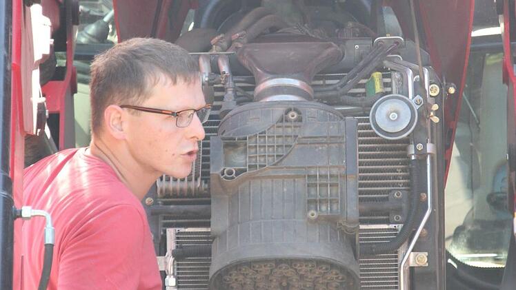 Technisches Verst&auml;ndnis muss Pr&uuml;fling Julian M&uuml;ller aus Bad Kissingen hier am Schlepper deutlich machen.