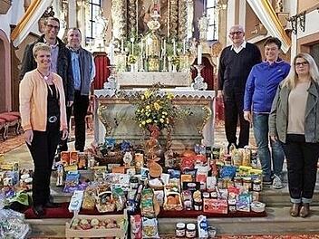 Erntegaben in Form von Lebensmittel- und Geldspenden wurden von der Pfarrgemeinde Marktzeuln gesammelt. Foto: Sandy Gra&szlig;