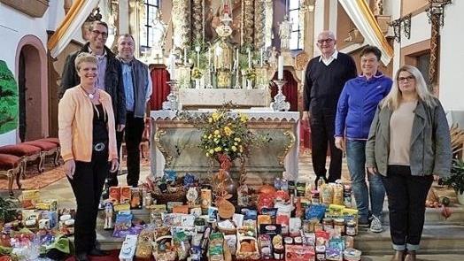 Erntegaben in Form von Lebensmittel- und Geldspenden wurden von der Pfarrgemeinde Marktzeuln gesammelt. Foto: Sandy Gra&szlig;