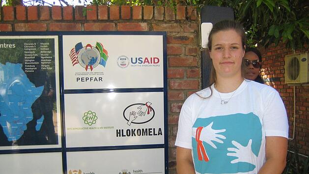 Lisa-Marie Zimmer steht vor der Hauptklinik von Hlokomela. Foto:  Pokorny/Bayerische Verwaltungsstelle BR Rh&ouml;n