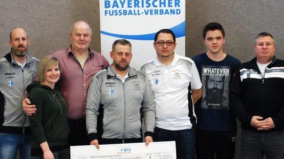 Bei der Scheckübergabe mit dabei (v.l.): Thomas Sturm (1. Vorsitzender JFG Oberes Werntal 05 e.V.), Johanna Bausewein (U30-Kreissiegerin Rhön), Rainer Lochmüller (Kreisvorsitzender Rhön), Ringo Jorzig (U11-Trainer SG Oerlenbach), Michael Moritz (Junioren-Spielgruppenleiter), Max Morchutt (U19-Mitarbeiter Kreisjuniorenausschuss) und Jochen Straub (1.Vorsitzender TSV Oerlenbach).BFV