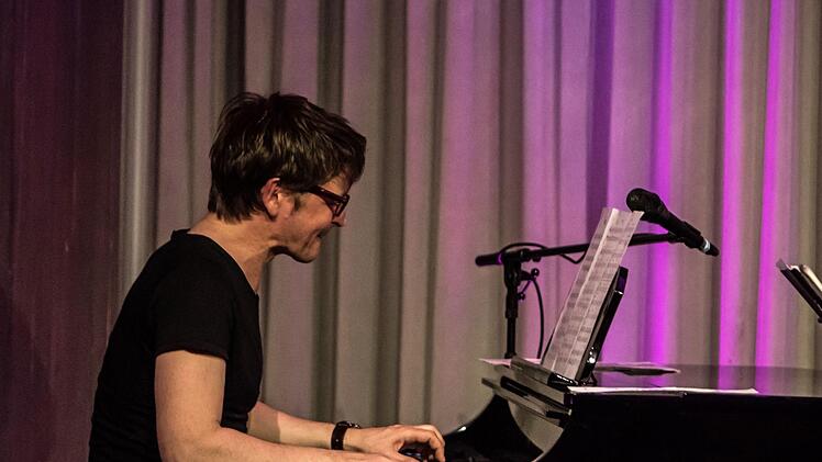 Impressionen vom Coburg-Gastspiel von der in Berlin lebenden argentinischen Sängerin Lily Dahab und ihrer Band bei "Leise am Markt."Foto: Jochen Berger