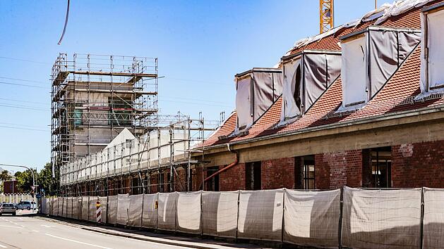 Statische Probleme traten beim Altbau  des Digitalen Gr&uuml;nderzentrums in der ehemaligen Lagarde-Kaserne auf.  Die historischen Reitst&auml;lle aus Ziegelstein sollen erhalten bleiben, sind aber nicht denkmalgesch&uuml;tzt.  Foto: Matthias Hoch