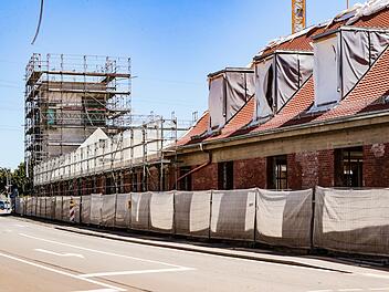 Statische Probleme traten beim Altbau  des Digitalen Gründerzentrums in der ehemaligen Lagarde-Kaserne auf.  Die historischen Reitställe aus Ziegelstein sollen erhalten bleiben, sind aber nicht denkmalgeschützt.  Foto: Matthias Hoch