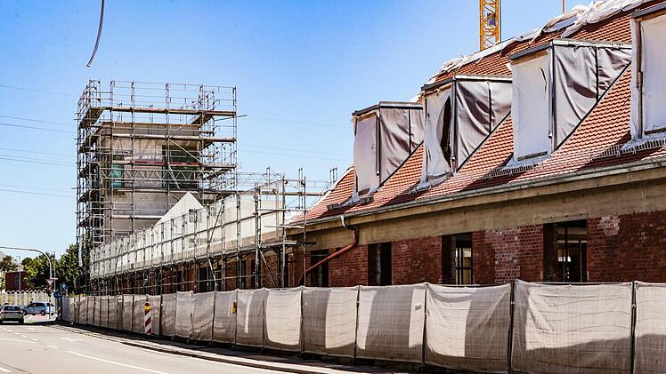 Statische Probleme traten beim Altbau  des Digitalen Gründerzentrums in der ehemaligen Lagarde-Kaserne auf.  Die historischen Reitställe aus Ziegelstein sollen erhalten bleiben, sind aber nicht denkmalgeschützt.  Foto: Matthias Hoch