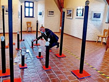 Denis Delauney aus Gundelsheim legte noch kurz vor der Ausstellungseröffnung letzte Hand an seine Installation "Sind wir alle covidisiert?" an. Foto: Andrea Spörlein
