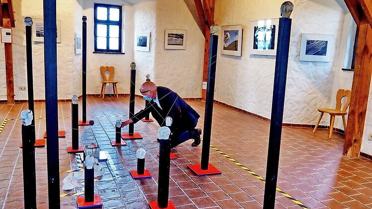 Denis Delauney aus Gundelsheim legte noch kurz vor der Ausstellungseröffnung letzte Hand an seine Installation "Sind wir alle covidisiert?" an. Foto: Andrea Spörlein