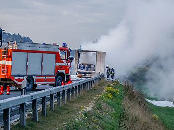 A6 bei Schwabach: Lkw mit Akkus fängt Feuer