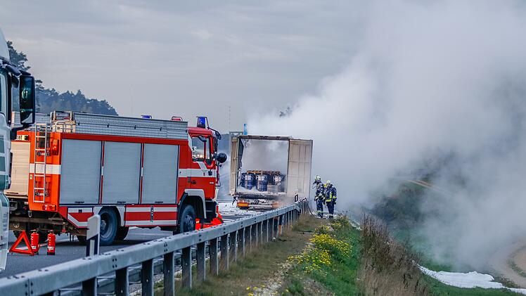 "Es war alles in Flammen gestanden": Mit Batterien beladener Lastwagen steht auf Autobahn in Vollbrand