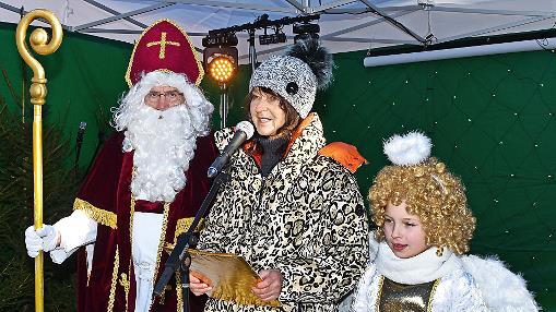 Bürgermeisterin Christine Frieß, das Christkind (Mata Schneider) und der Weihnachtsmann (Joachim Ruß) empfangen zu Beginn des Weihnachtsmarkts die Besucher.