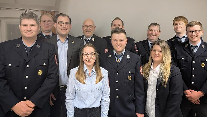 Die neue Mannschaft der Feuerwehr: (vorne von links) Markus Haas, Bürgermeister Florian Atzmüller, Laura Zeller, 1. Vorstand Adam Gärtner, Mandy Feser und Moritz Koch sowie (hinten von links) Jonas Morper, 1. Kommandant Florian Hluchy, 2. Kommanda...