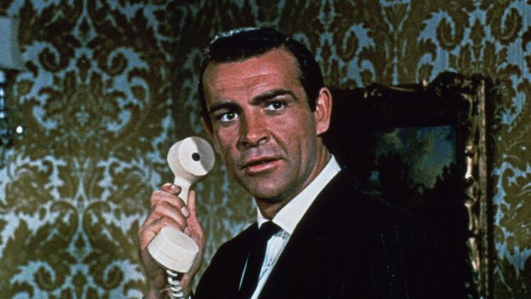 James Bond (Sean Connery) wird vom britischen Geheimdienst nach Istanbul ins russische Konsulat geschickt, um eine Dechiffriermaschine zu entwenden.