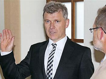 Den Diensteid für den neuen Bürgermeister Alfred Gündling (links) nahm Edwin Metzler als der Lebensälteste im Gemeinderat ab.  Foto: Gerd Schaar