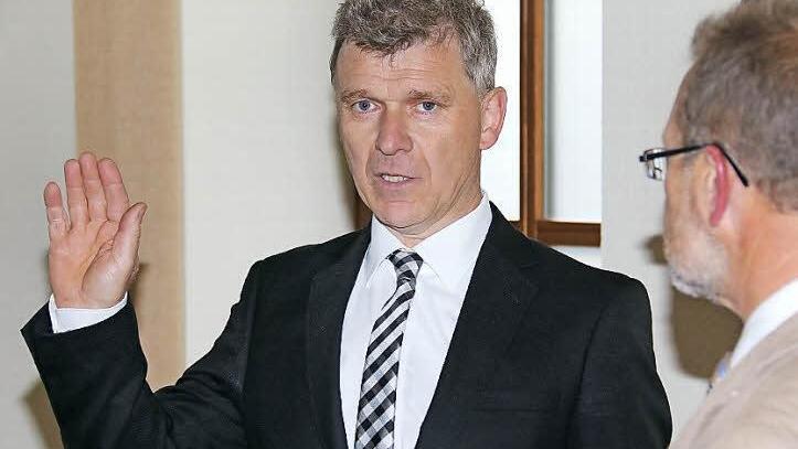 Den Diensteid für den neuen Bürgermeister Alfred Gündling (links) nahm Edwin Metzler als der Lebensälteste im Gemeinderat ab.  Foto: Gerd Schaar