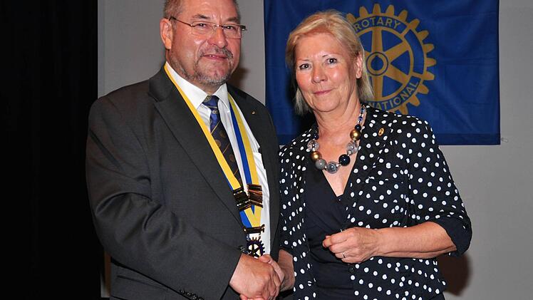 In der Feier des Rotaryclubs Haßfurt zur Übergabe der Präsidentschaft wurde Barbara Graser vom scheidenden Präsidenten Helmut Hümmer mit dem Paul Harris Fellow mit drei Saphiren ausgezeichnet.