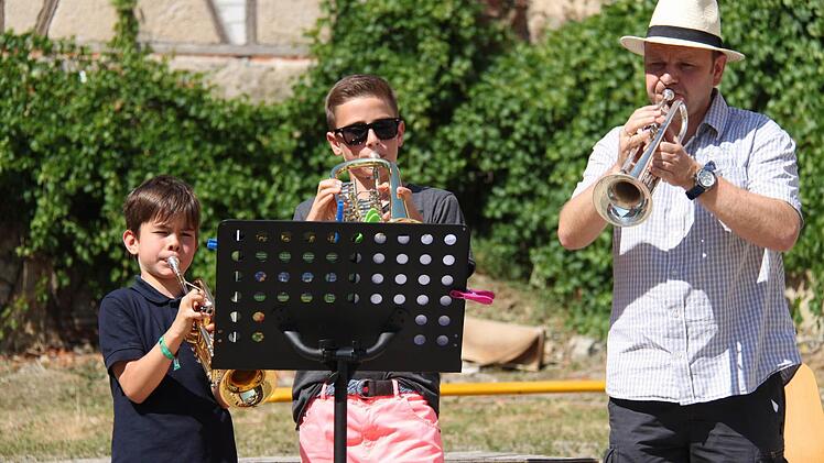 Wenn der Lehrer mit seinen Schülern Julius und Sebastian spielt, hört sich das gut an. Foto: Martina Straub
