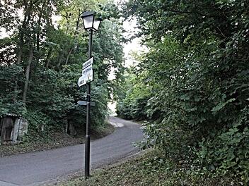 Bisher steht an der Einmündung Kellerstraße/Zum Brauhaus nur diese eine Lampe. Künftig sollen zwei weitere Lampen in der Verlängerung zum Sandgrubenweg für mehr Licht sorgen. Foto: Helmut Will