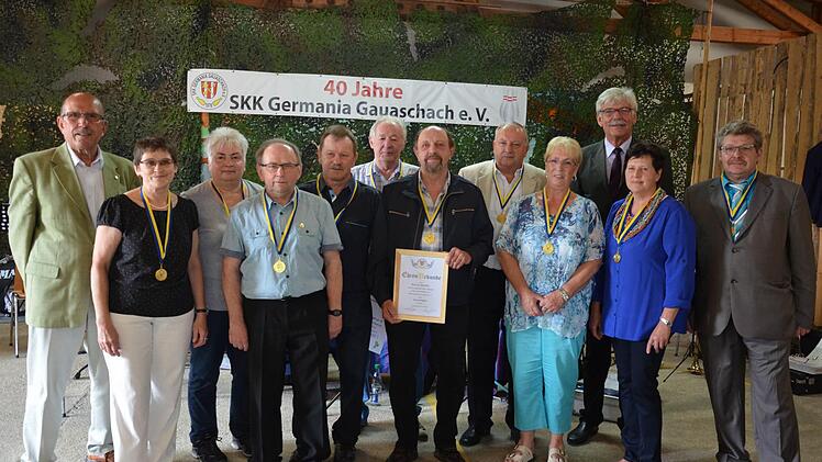 Die Gründungsmitglieder des SKK "Germania" Gauaschach (v. l.): Bezirksvorsitzender BSKV Werner Hahn, Maria Lömmer, Gertrud Bock, Werner Vorndran, Ernst Bock, Elmar Reuter, Helmut Pfeuffer, Georg Kippes, Gabi Kippes, 2. Bürgermeister Reimar Glückler, Rita Geier und Harald Reuter. Foto: Jana Keul