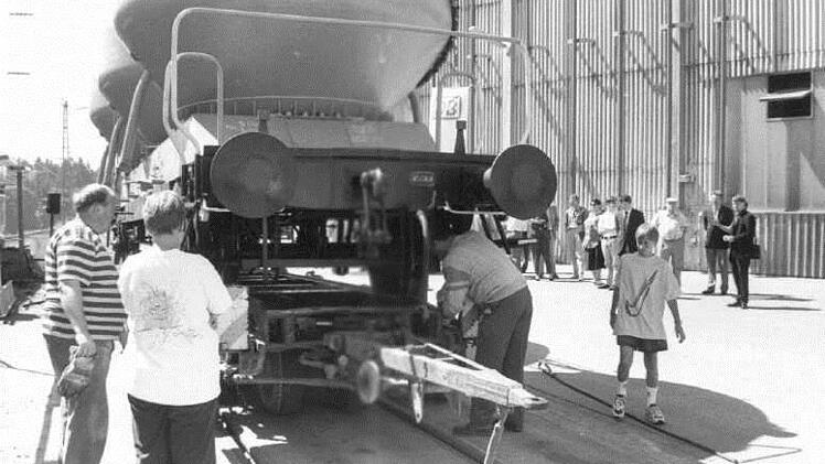 Verladung eines Eisenbahnwaggons auf einen Culemeyer-Straßenroller im Bahnhof von Steinbach am Wald  Fotos: Archiv
