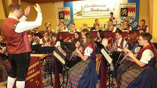 Mit ausgezeichneten Leistungen lie&szlig;en die Neukenrother Musiker unter Leitung von Kreisdirigent Roman Steiger aufhorchen. Foto: Gerd Fleischmann