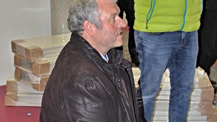 Sitzprobe des Bürgermeisters auf einem rückenschonenden Stuhl. Dieser scheint recht stabil zu sein.Helmut Will