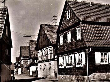 Die Rosenauer Straße mit dem ehemaligen "Schwedenhaus" aus dem Jahre 1560 (zweites Gebäude von rechts mit Fachwerk). Ganz rechts das frühere "Porzelthaus" Foto: Gerd Fleischmann
