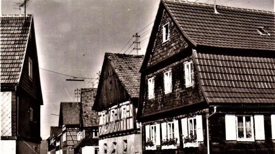 Die Rosenauer Straße mit dem ehemaligen "Schwedenhaus" aus dem Jahre 1560 (zweites Gebäude von rechts mit Fachwerk). Ganz rechts das frühere "Porzelthaus" Foto: Gerd Fleischmann