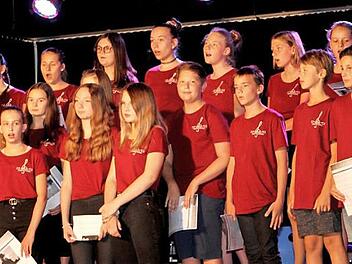 Die "Singing Voices" unterhielten mit ihrem Lied "Hinterm Horizont" die Schüler und die Gäste bei der Abschlussfeier in der Realschulaula.