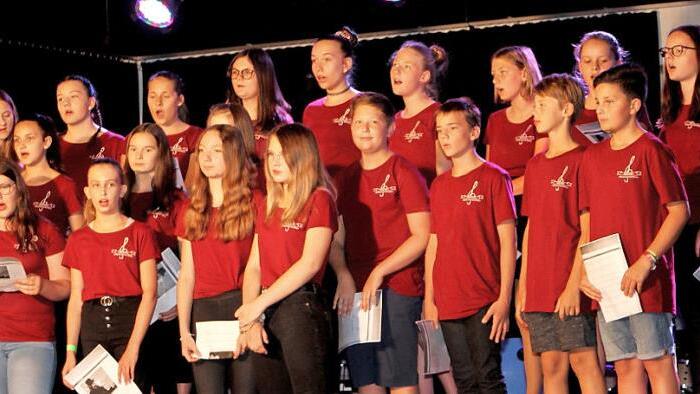 Die "Singing Voices" unterhielten mit ihrem Lied "Hinterm Horizont" die Schüler und die Gäste bei der Abschlussfeier in der Realschulaula.