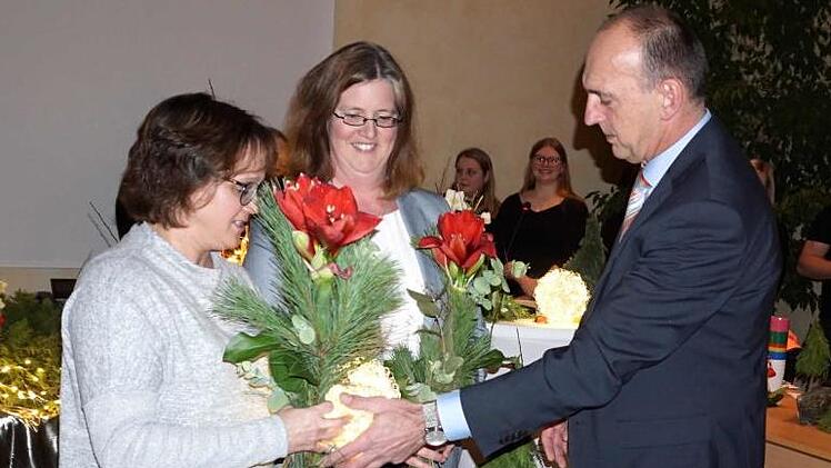 Heinrich Süß dankte Sonja Herbig (l.) und Kerstin Heinl.    Foto: Richard Sänger