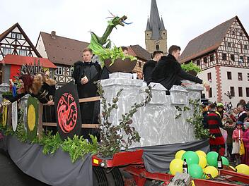 Mit ihrem "Game of Thrones"-Wagen hatten Faschingsfreunde aus Krum wieder einmal einen echten Hingucker zu bieten. Ralf Naumann